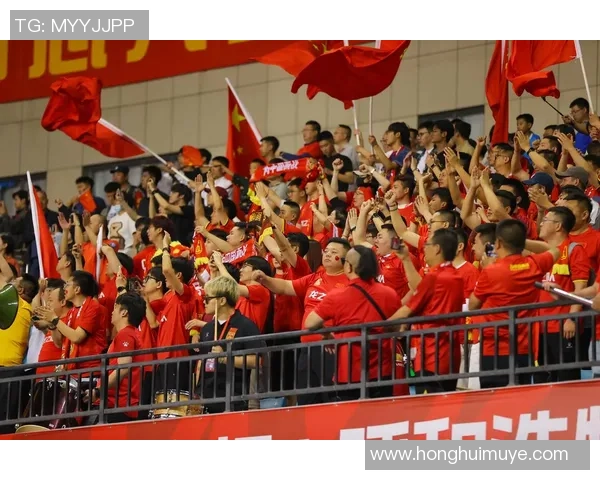 足球球星父亲现场观战见证儿子精彩进球全场球迷热情欢呼