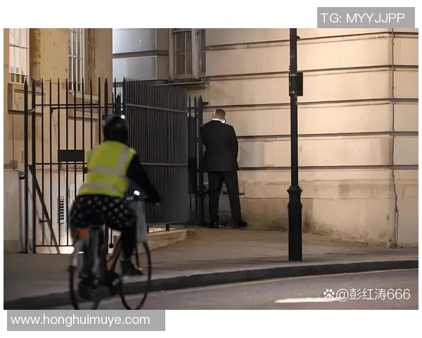 足球球星醉酒现身街头行为失控引发热议网友热烈讨论